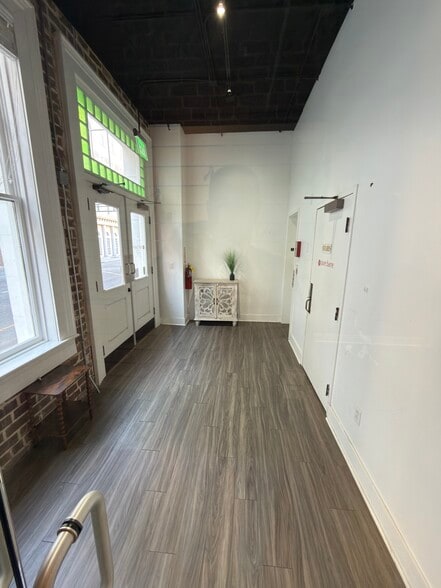 More Photos Of 10 Whitaker St, Savannah Storefront Retail Residential For Lease