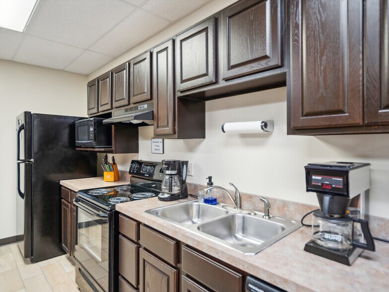 More Photos Of 2005 N Yellowood Ave, Broken Arrow Warehouse For Sale