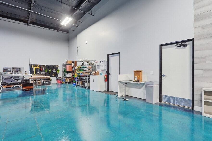 More Photos Of 3401 E Harbour Dr, Phoenix Light Manufacturing For Lease