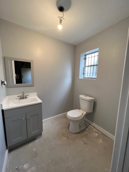 More Photos Of 3115 N Main St, Jacksonville Storefront Retail Office For Sale