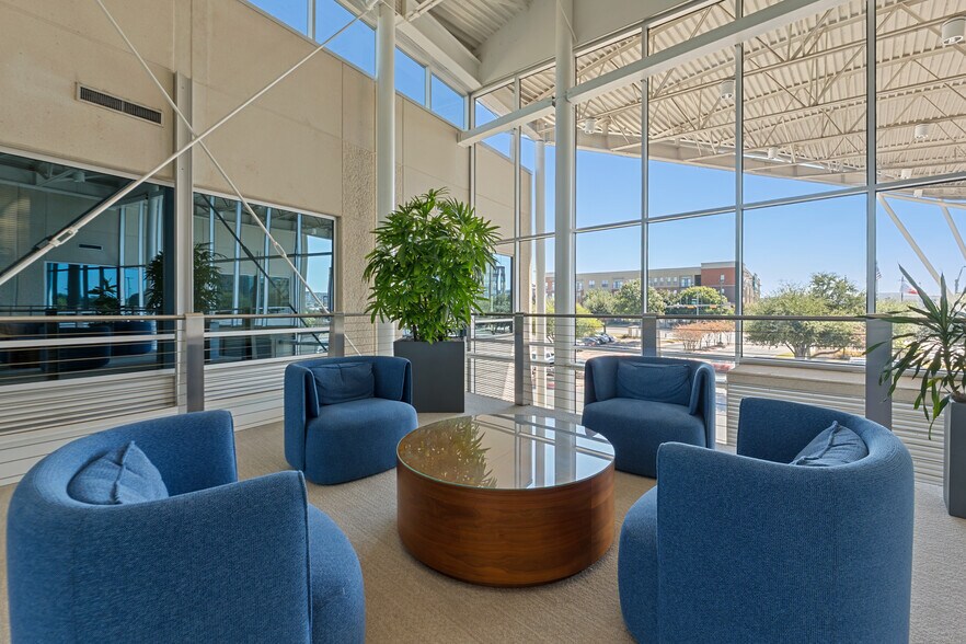 More Photos Of 810 Hester's Crossing, Round Rock Office For Lease