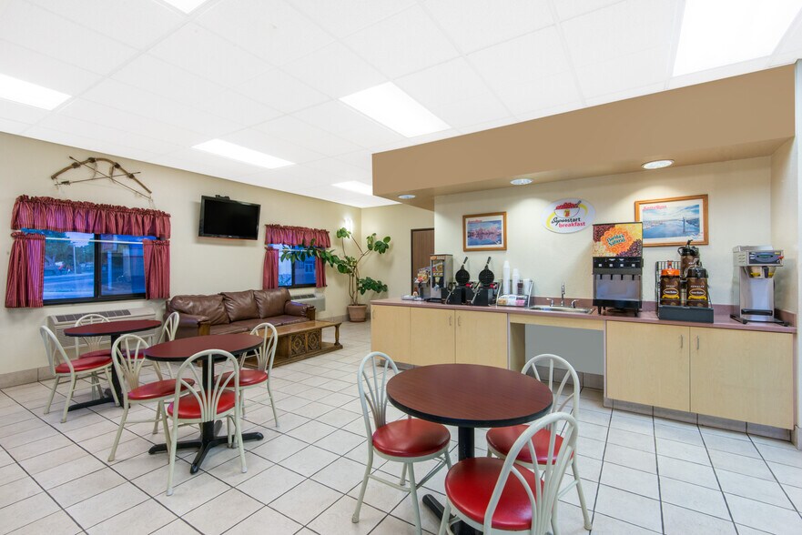 More Photos Of 2075 Historic Route 66, Santa Rosa Hotel For Sale
