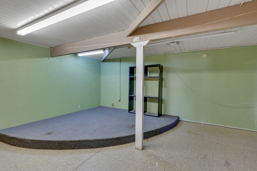 More Photos Of 2124 Thomas R Cannell Rd, Thermal Office For Sale