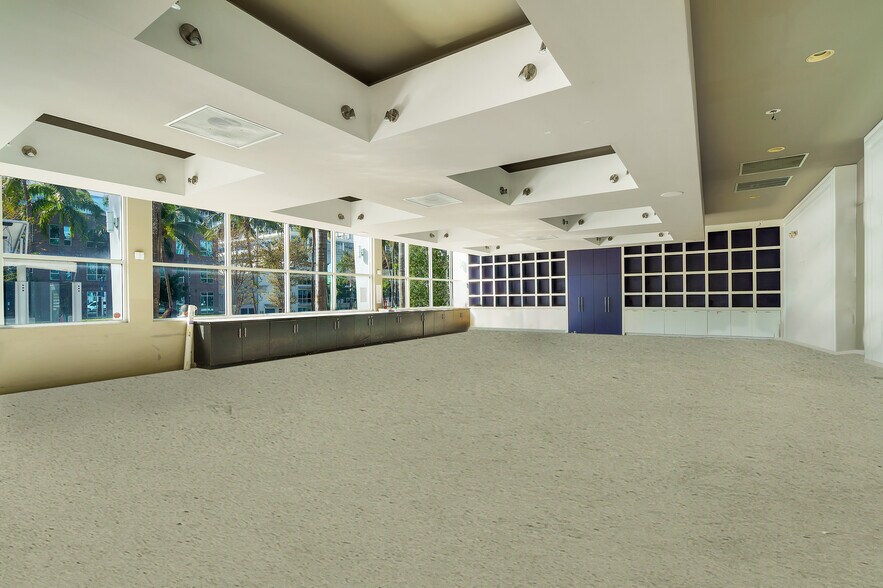More Photos Of 1011 5th St, Miami Beach Storefront For Lease