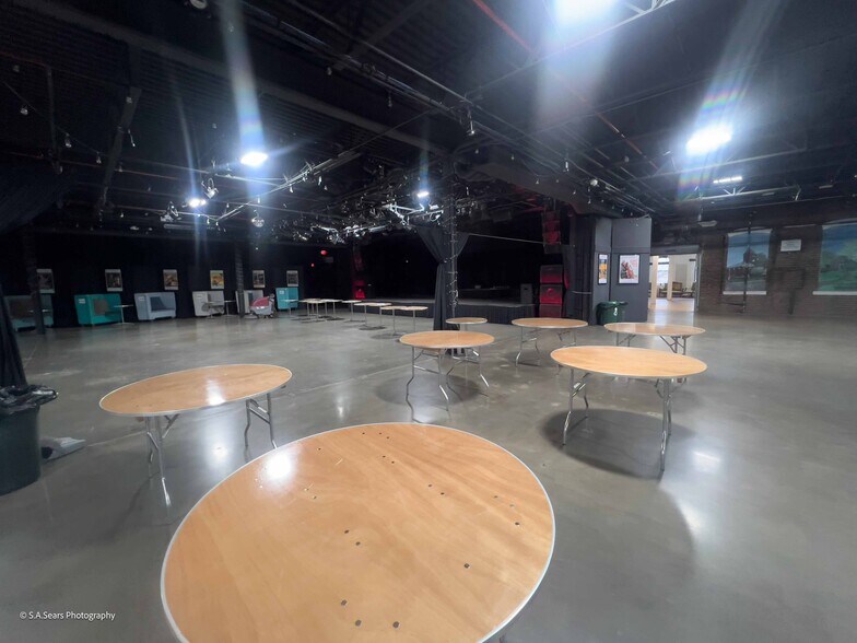 More Photos Of 63 Flansburg Ave, Dalton Flex For Sale