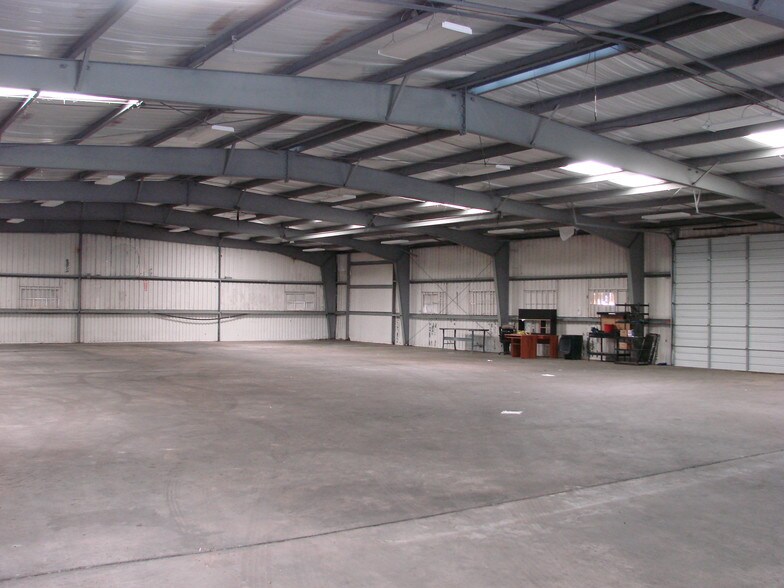 More Photos Of 9041 Wingtip Dr, Houston Warehouse For Lease