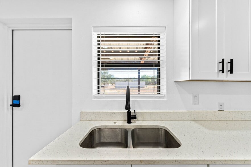 More Photos Of 13747 US Highway 87 S, Adkins Flex For Lease