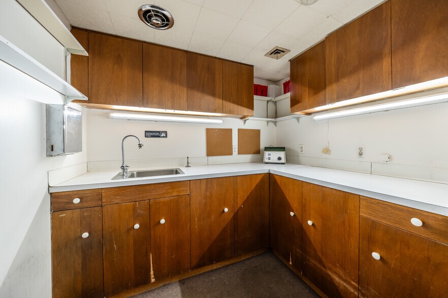 More Photos Of 71 Park Ave, Rochester Medical For Sale