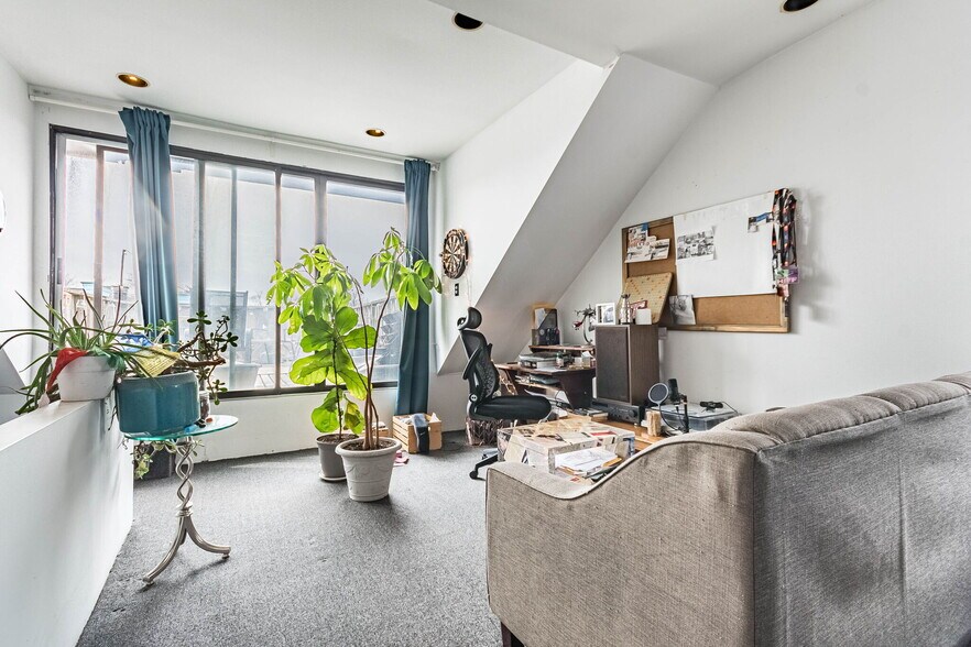 More Photos Of 530 Bathurst St, Toronto Land For Sale