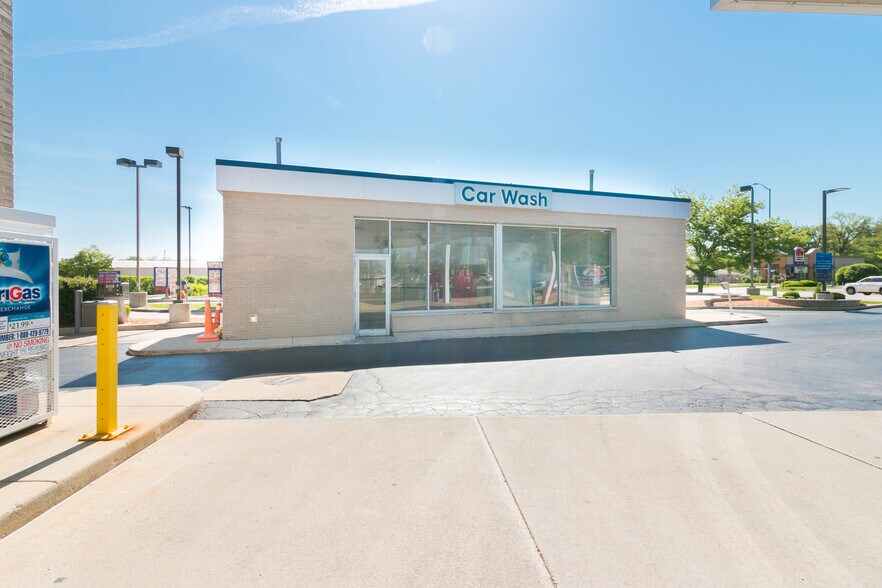 More Photos Of 337 W Irving Park Rd, Wood Dale Service Station For Sale