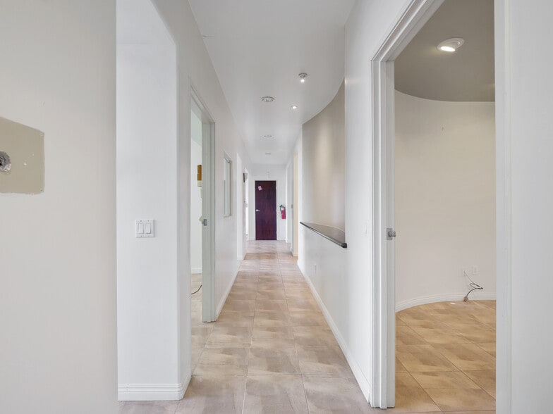 More Photos Of 19100 Ventura Blvd, Tarzana Storefront Retail Office For Sale