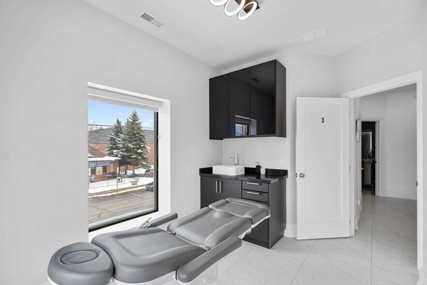 More Photos Of 62 Queen St S, Mississauga Freestanding For Lease