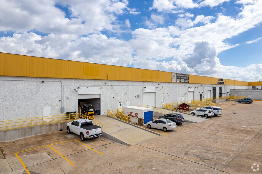 More Photos Of 1530 W Sam Houston Pky N, Houston Warehouse For Lease