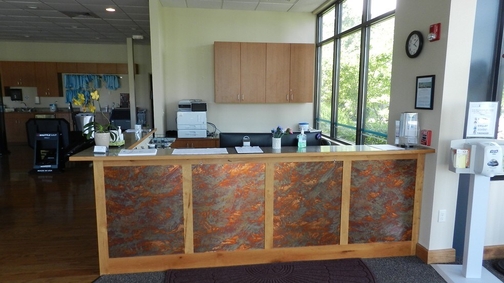 More Photos Of 1404 Hawk Pky, Montrose Medical For Lease