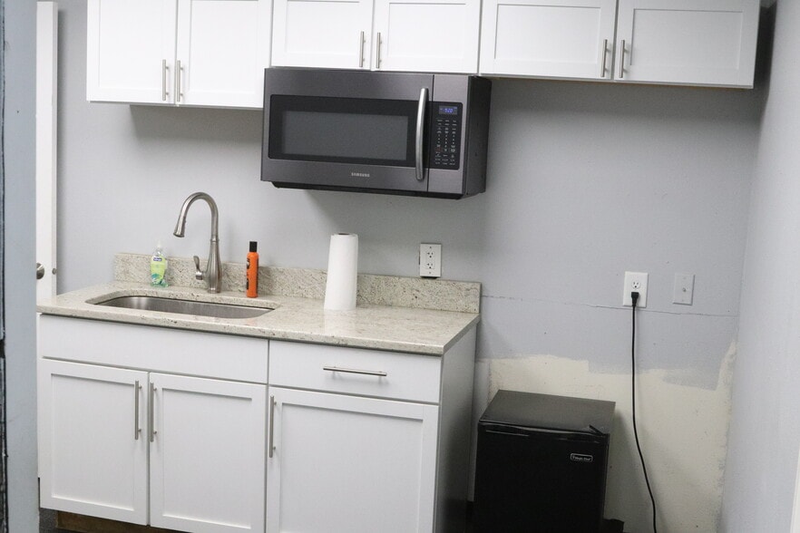 More Photos Of 4583 American Road rd, Rockford Flex For Lease