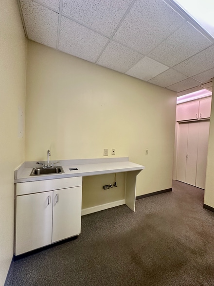 More Photos Of 5800 Ridgewood Rd, Jackson Medical For Sale