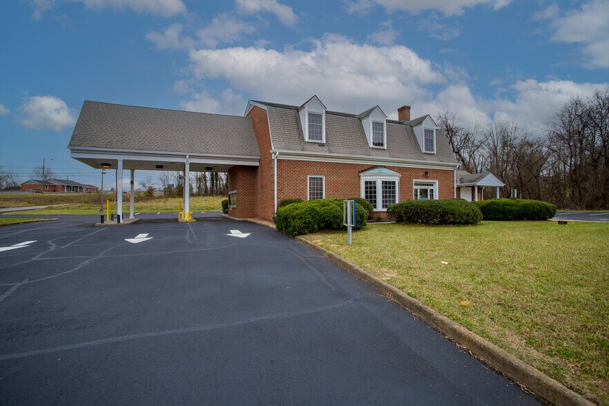 More Photos Of 3651 Greensboro Rd, Ridgeway Bank For Lease
