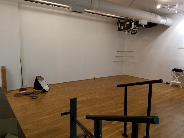 More Photos Of 7 N Saginaw St, Pontiac Office For Lease