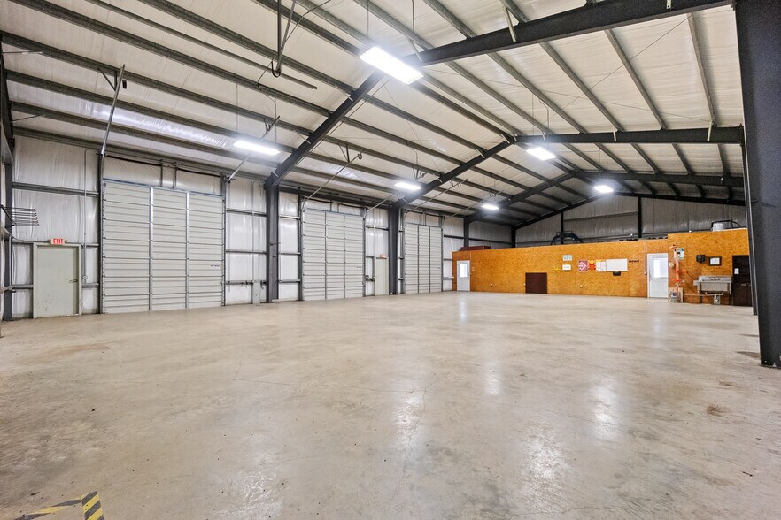 More Photos Of 945 Huser Blvd, Schulenburg Warehouse For Lease
