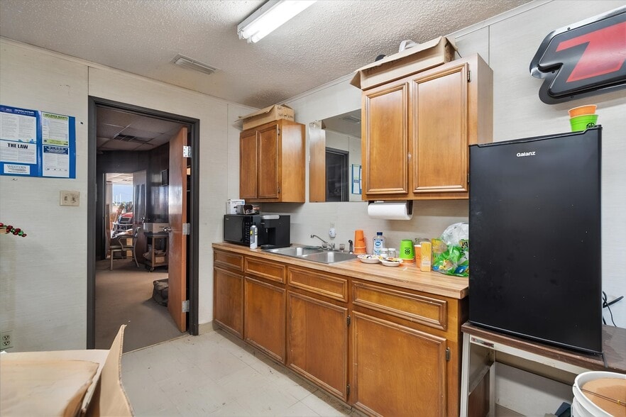 More Photos Of 3151 Int 45 E hwy, Corsicana Warehouse For Sale