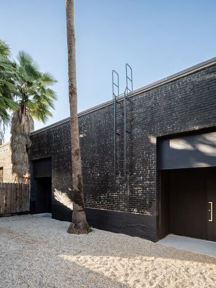 More Photos Of 2432 E 8th St, Los Angeles Showroom For Lease