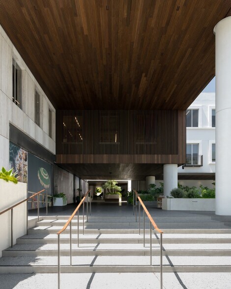 More Photos Of 11911 San Vicente Blvd, Los Angeles Office For Lease