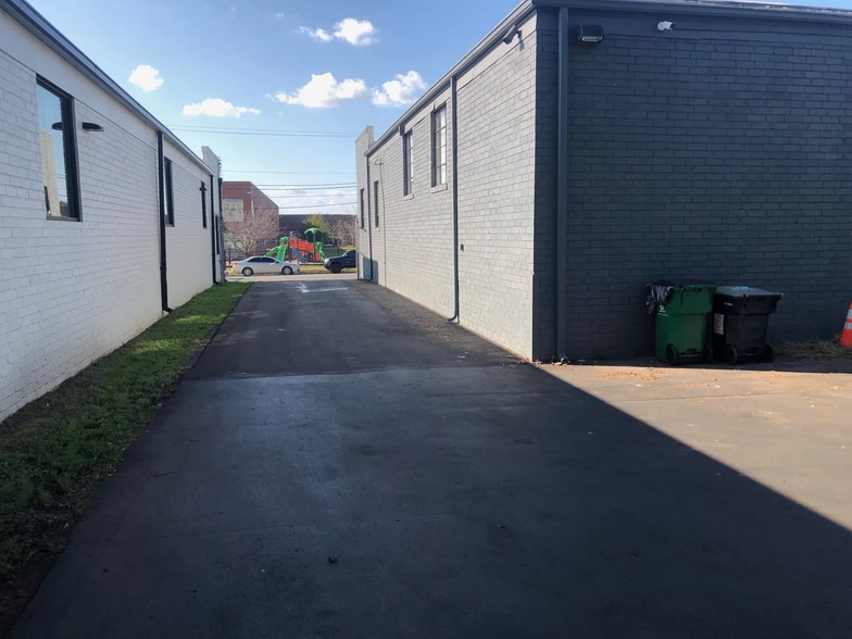 More Photos Of 3013 Bank St, Charlotte Showroom For Lease