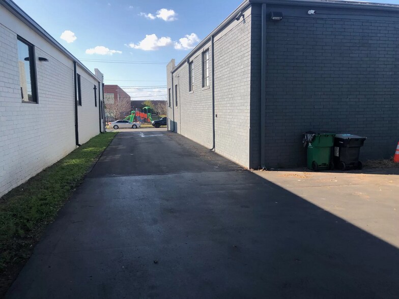 More Photos Of 3013 Bank St, Charlotte Flex For Lease
