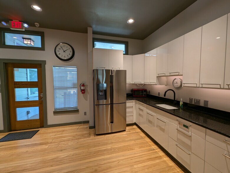 More Photos Of 3906 Menchaca Rd, Austin Medical For Lease