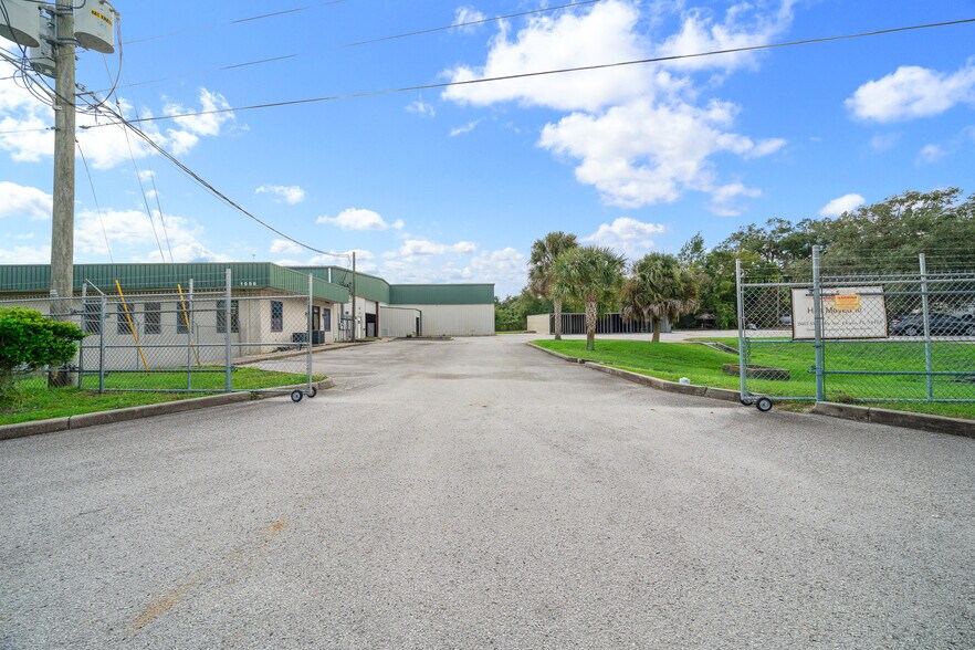 More Photos Of 1056 NE 16th St, Ocala Industrial For Lease