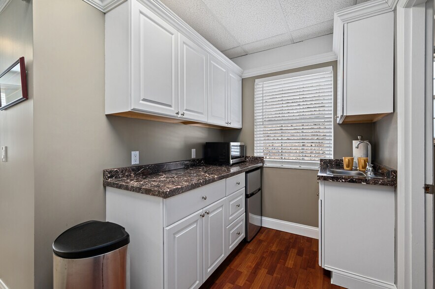 More Photos Of 450 Castle Shannon Blvd, Pittsburgh Storefront For Sale