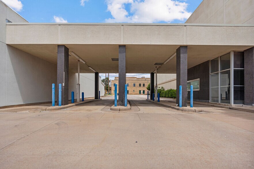 More Photos Of 317 E 3rd St, Burkburnett Bank For Sale
