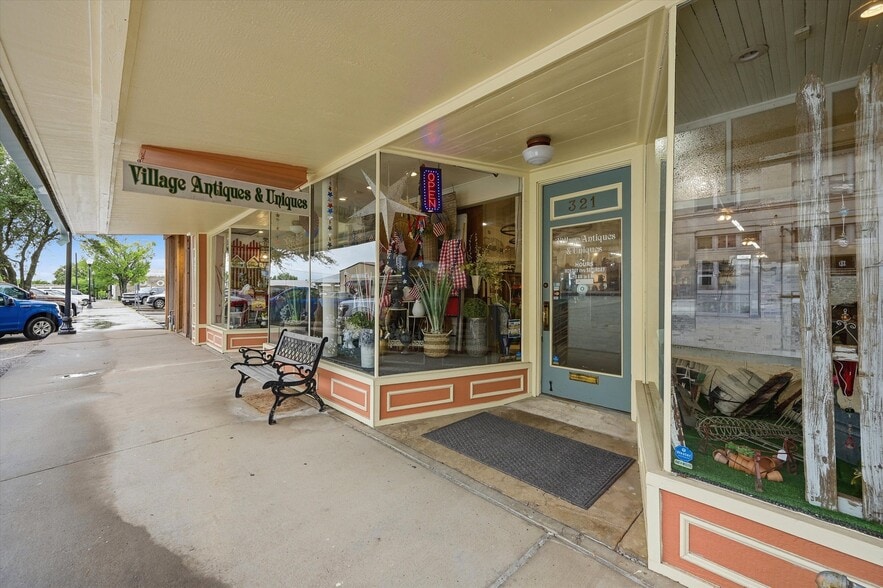More Photos Of 321 N Main St, Bonham General Retail For Sale
