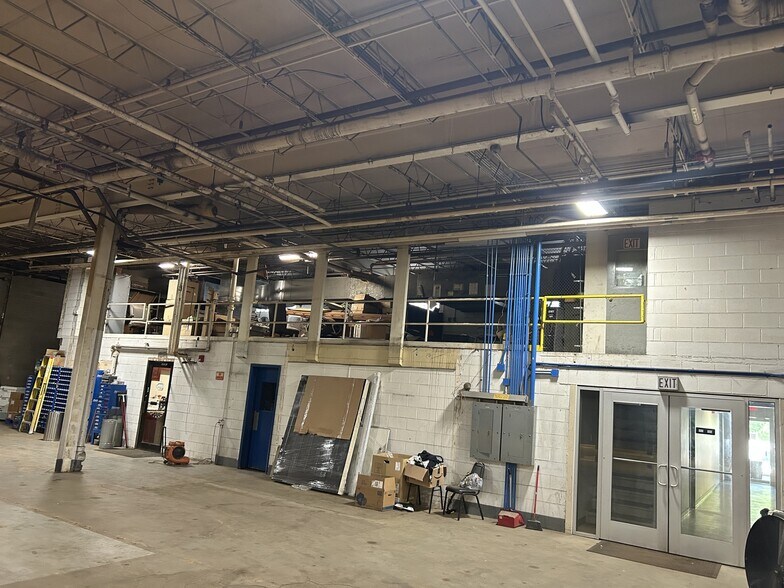More Photos Of 521 Santa Rosa Dr, Des Plaines Warehouse For Lease