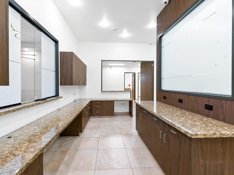 More Photos Of 714 S Peek Rd, Katy Medical For Lease