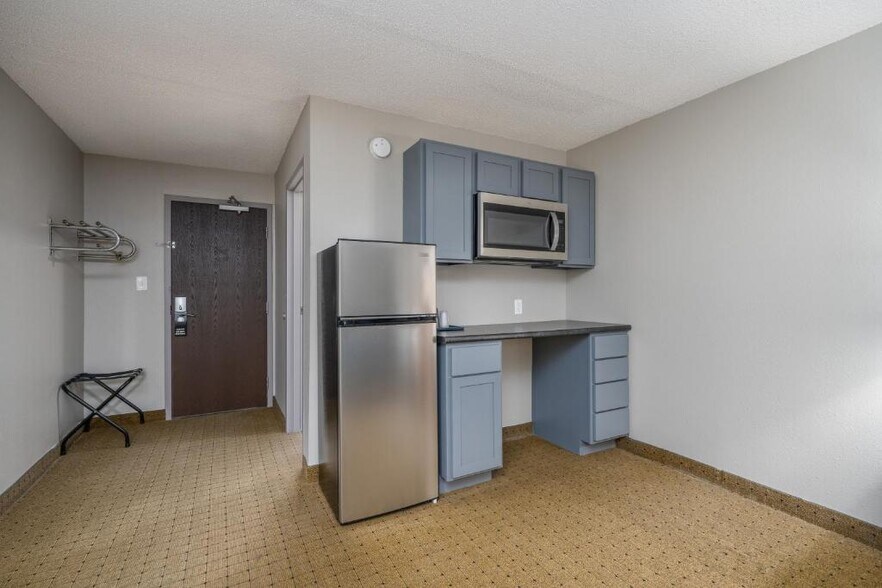 More Photos Of 3200 W Russell St, Sioux Falls Hotel For Sale