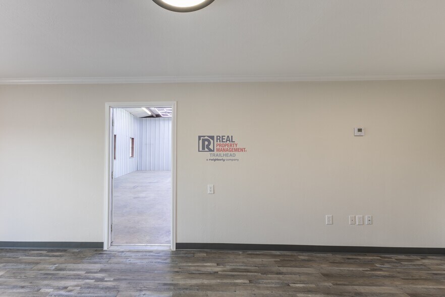 More Photos Of 1201 Barnard Street, Glen Rose Office For Lease