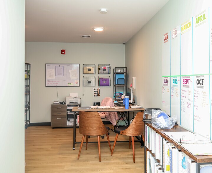 More Photos Of 2889 S Lamar Blvd, Oxford Flex For Lease