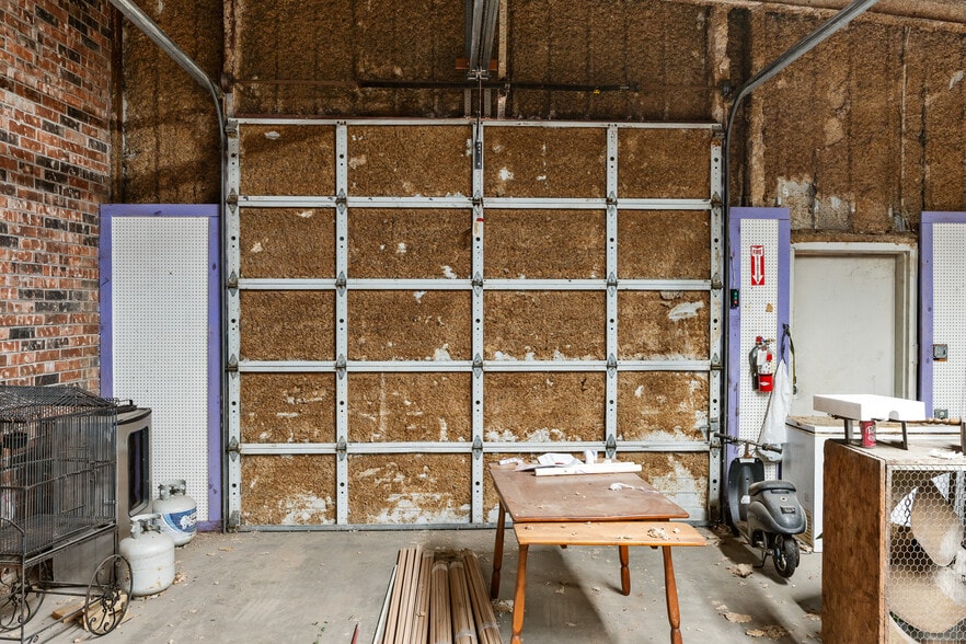 More Photos Of 2751 E Davis St, Conroe Freestanding For Sale