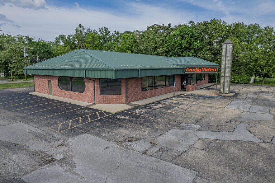 More Photos Of 612 W Main St, Salem Freestanding For Lease