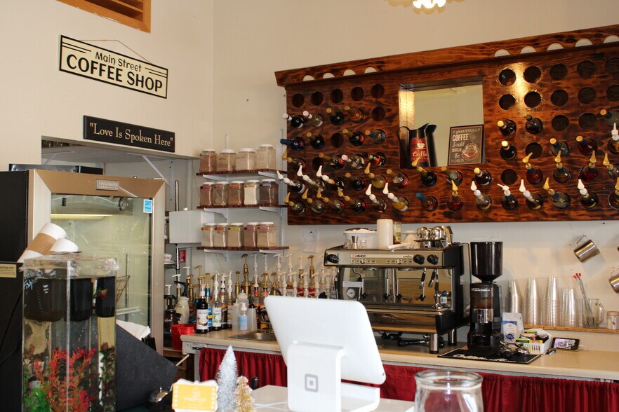 More Photos Of 927 Main St, Evanston General Retail For Lease