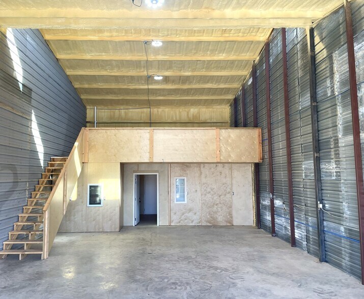 More Photos Of 5000 Gholson Rd, Waco Warehouse For Lease