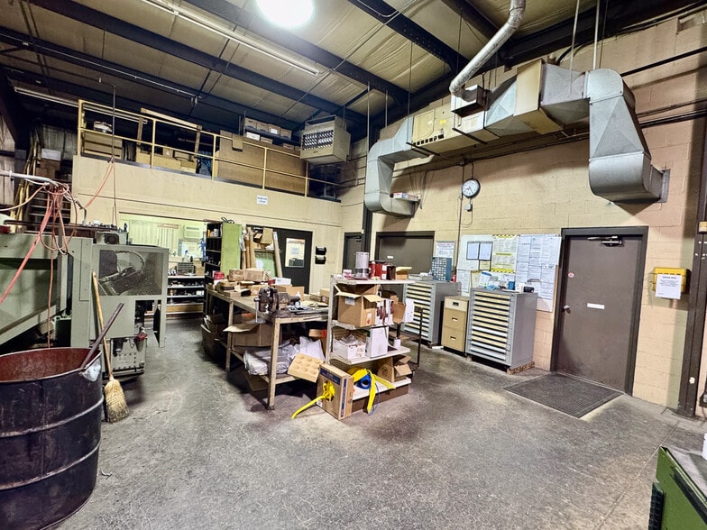 More Photos Of 3822 Victory Ave, Louisville Warehouse For Lease