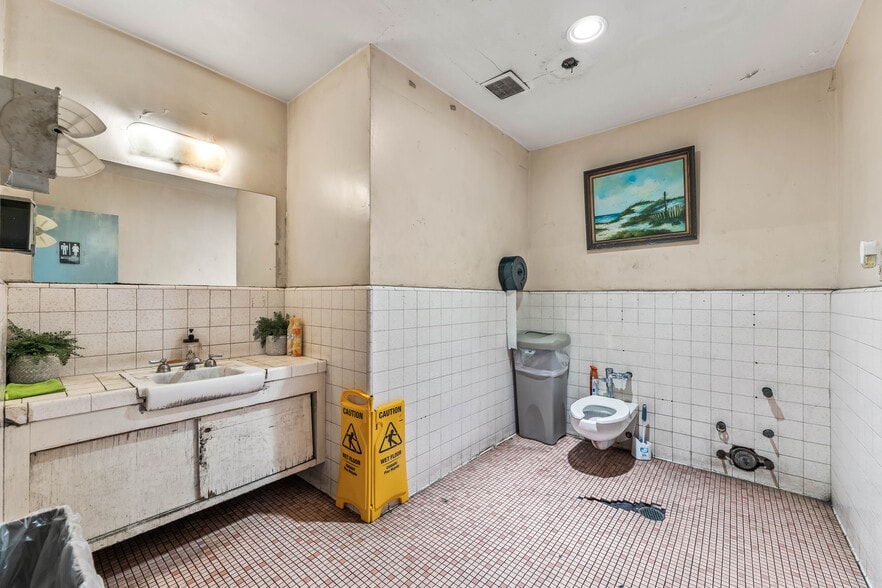 More Photos Of 400 W Alondra Blvd, Gardena Warehouse For Sale