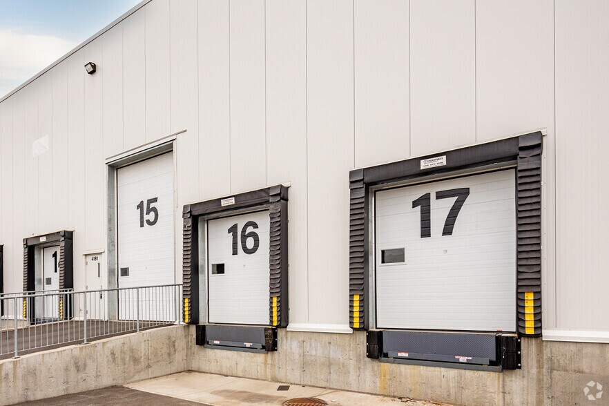 More Photos Of 4177-4233 Rue Marcel Lacasse, Boisbriand Industrial For Lease