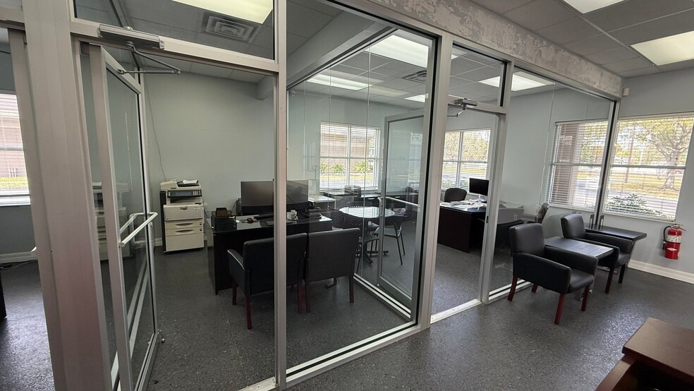 More Photos Of 2840 Manatee Ave E, Bradenton Showroom For Sale