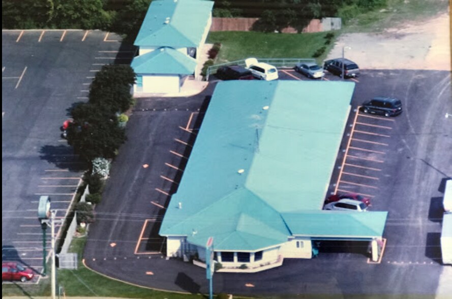 More Photos Of 3108 S Center St, Marshalltown Hotel For Sale