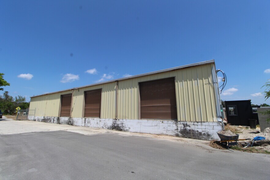 More Photos Of 850 2nd St, Winter Haven Warehouse For Lease