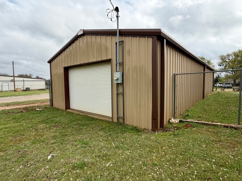 More Photos Of 2000 E Murchison St, Palestine Light Manufacturing For Sale