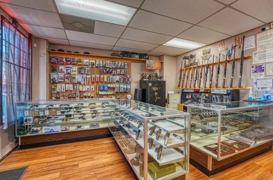 More Photos Of 113 S Main St, Altus Storefront For Sale